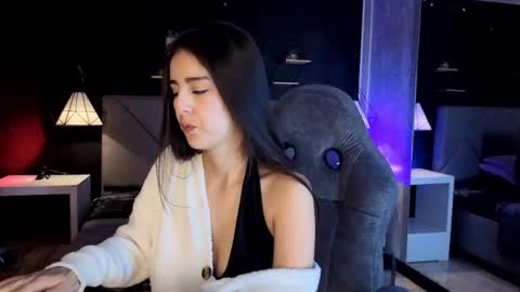 Gia online show from 10-31-25, 01:23