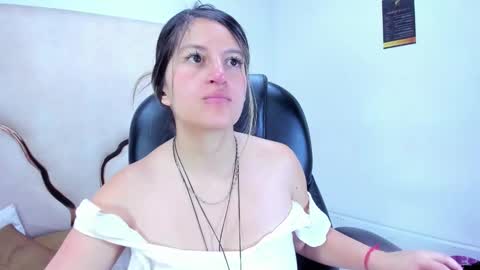 Snapshot of giaroussel chatting on 10-25-25, 04:13 GiaRoussel online show from 10-25-25, 04:13