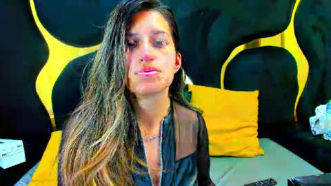 Snapshot of giaroussel chatting on 12-17-25, 06:14 GiaRoussel online show from 12-17-25, 06:14