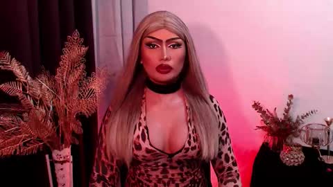 Snapshot of giaxxx01 chatting on 01-07-26, 07:22 Gia X online show from 01-07-26, 07:22