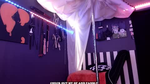 Snapshot of gigglemethis22 chatting on 12-15-25, 06:23 Giggles online show from 12-15-25, 06:23