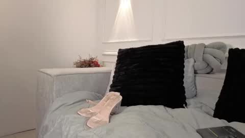 Giigii Hadid  online show from 05-27-26, 07:33