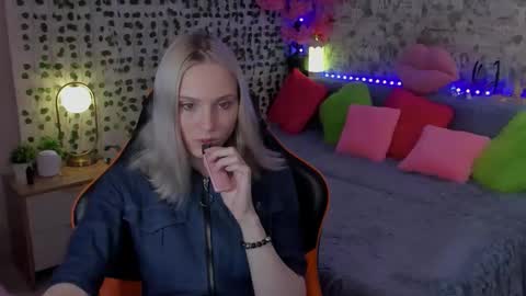 Snapshot of gina_lovelyy chatting on 05-10-26, 01:11 Gina online show from 05-10-26, 01:11