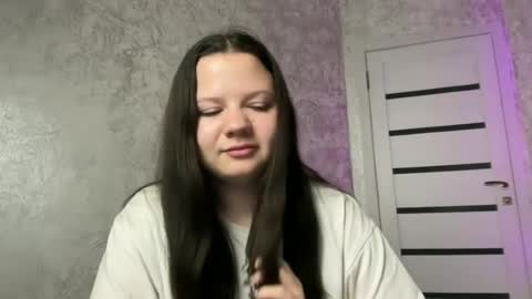 Snapshot of girl_cute07 chatting on 06-24-26, 06:40 girl_cute07 online show from 06-24-26, 06:40