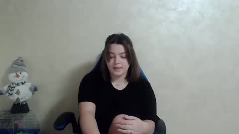 Snapshot of girl_leya chatting on 01-06-25, 10:37 girl_leya online show from 01-06-25, 10:37