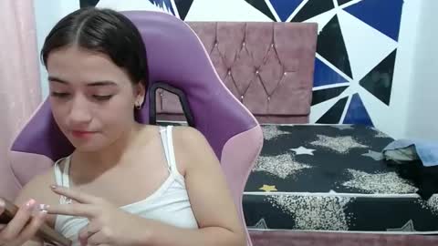 Snapshot of girl_princess18 chatting on 10-31-25, 02:45 girl_princess18 online show from 10-31-25, 02:45