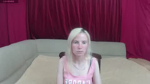 Snapshot of girl_summer97 chatting on 06-12-26, 02:27 Katia online show from 06-12-26, 02:27