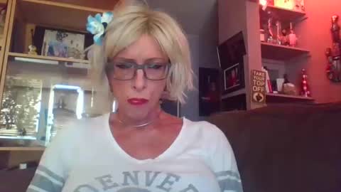 Snapshot of girlinrock chatting on 09-21-25, 12:34 Girlinrock online show from 09-21-25, 12:34