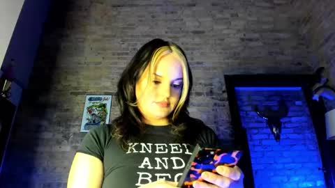 Snapshot of girlnamedcheese chatting on 01-21-25, 01:18 Cheese online show from 01-21-25, 01:18