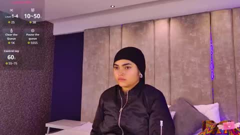 Snapshot of giselamaru chatting on 11-23-25, 10:59 online show from 11-23-25, 10:59