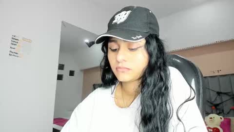 GISELLE ROLDAN online show from 10-16-25, 04:13