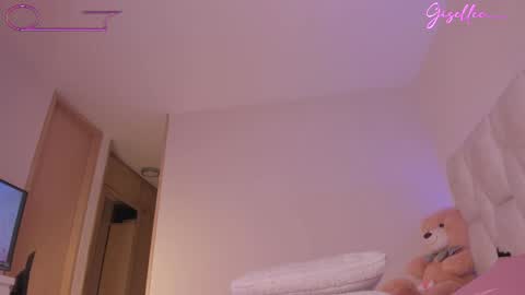 Snapshot of gisellee__ chatting on 06-02-26, 03:47 online show from 06-02-26, 03:47