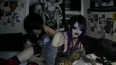 Snapshot of gl00my_gh0ul chatting on 04-18-26, 04:49 Gloomy online show from 04-18-26, 04:49