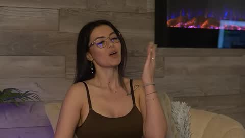 Snapshot of glamourousmom chatting on 05-18-26, 03:24 CharmingMom online show from 05-18-26, 03:24