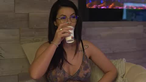 Snapshot of glamourousmom chatting on 05-26-26, 03:35 CharmingMom online show from 05-26-26, 03:35