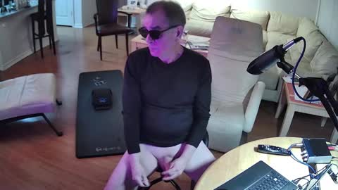 Snapshot of glennbootycam chatting on 02-20-25, 03:45 glennbitch online show from 02-20-25, 03:45
