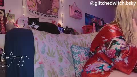 Snapshot of glitchwitch chatting on 01-19-25, 05:26 Glitch online show from 01-19-25, 05:26