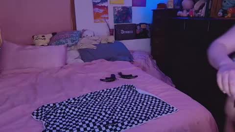 Snapshot of glitchwitch chatting on 02-05-25, 09:29 Glitch online show from 02-05-25, 09:29