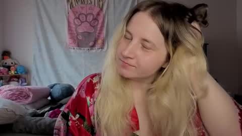 Snapshot of glitchwitch chatting on 01-06-26, 08:01 Glitch online show from 01-06-26, 08:01