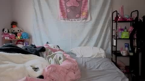 Snapshot of glitchwitch chatting on 01-08-26, 03:03 Glitch online show from 01-08-26, 03:03