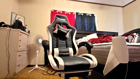 Snapshot of glomightyj chatting on 03-22-26, 10:02 glomightyj online show from 03-22-26, 10:02