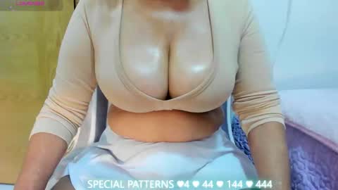 Snapshot of gloria_mature1 chatting on 04-22-26, 10:00 GLORIA INDEPENDENT MODEL online show from 04-22-26, 10:00