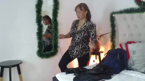 Snapshot of glory_shine chatting on 12-17-25, 12:33 Glory online show from 12-17-25, 12:33