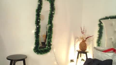 Snapshot of glory_shine chatting on 12-18-25, 12:33 Glory online show from 12-18-25, 12:33