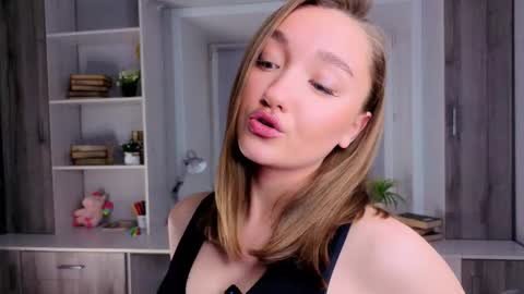 Snapshot of gloryturbes chatting on 11-03-25, 11:33 Mary  online show from 11-03-25, 11:33