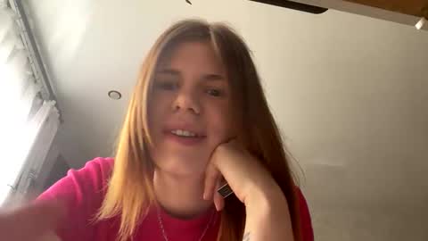 Snapshot of glossy_girl_1 chatting on 04-23-26, 08:46 Roxy online show from 04-23-26, 08:46
