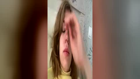 Snapshot of glossy_girl_1 chatting on 06-25-26, 02:44 Roxy online show from 06-25-26, 02:44