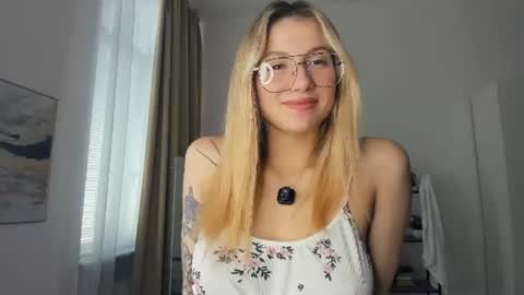Snapshot of glossybabe_ chatting on 06-22-26, 09:50 Cherry online show from 06-22-26, 09:50