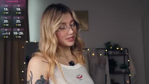 Snapshot of glossybabe_ chatting on 07-08-26, 08:41 Cherry online show from 07-08-26, 08:41