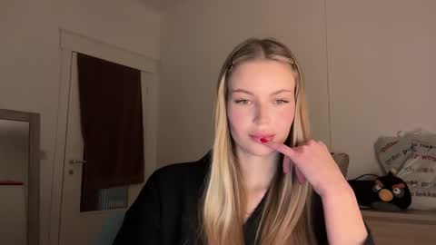 Snapshot of glow_angel chatting on 01-21-25, 08:43 glow_angel online show from 01-21-25, 08:43