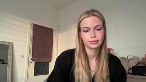 Snapshot of glow_angel chatting on 01-27-25, 04:01 glow_angel online show from 01-27-25, 04:01