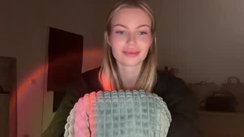 Snapshot of glow_angel chatting on 01-27-25, 07:03 glow_angel online show from 01-27-25, 07:03