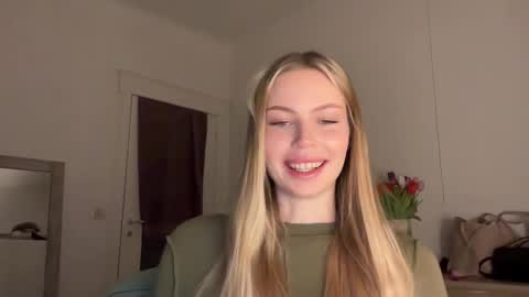 Snapshot of glow_angel chatting on 01-28-25, 09:29 glow_angel online show from 01-28-25, 09:29
