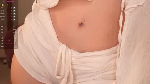 Snapshot of glowwww_ chatting on 10-17-25, 03:47 Eloise online show from 10-17-25, 03:47