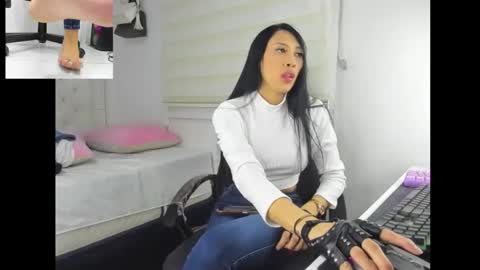 Snapshot of goddess_of_pigs chatting on 11-27-25, 06:04 goddess_of_pigs online show from 11-27-25, 06:04