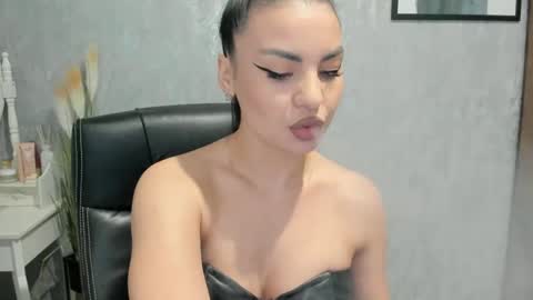 Snapshot of goddessmiaa chatting on 02-08-25, 11:33 Mistress online show from 02-08-25, 11:33