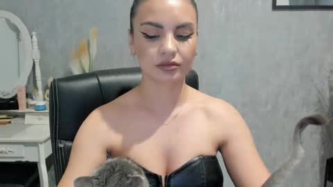 Snapshot of goddessmiaa chatting on 03-11-25, 06:30 Mistress online show from 03-11-25, 06:30