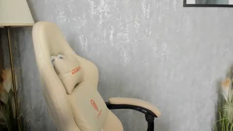 Snapshot of goddessmiaa chatting on 10-28-25, 09:02 Mistress online show from 10-28-25, 09:02