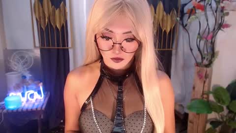 Snapshot of goddessquinnie chatting on 01-13-25, 01:02 quinnie online show from 01-13-25, 01:02