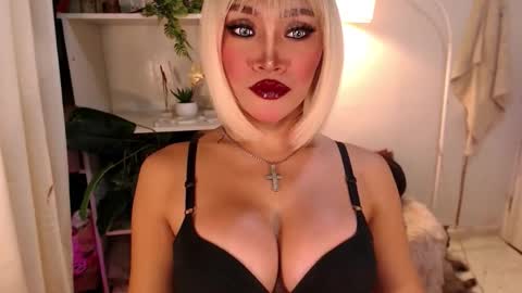 Snapshot of goddessquinnie chatting on 09-19-25, 04:36 quinnie online show from 09-19-25, 04:36
