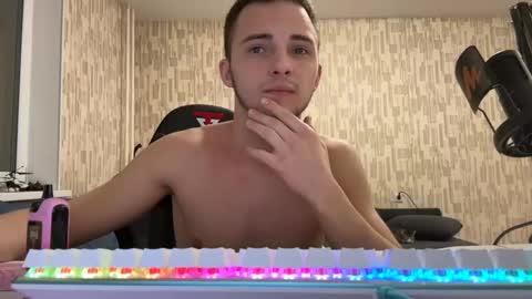 Snapshot of golden_boyyy21 chatting on 02-19-25, 05:06 Golden boyyy21 online show from 02-19-25, 05:06