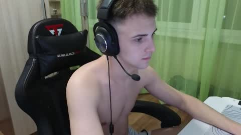 Snapshot of golden_boyyy21 chatting on 12-22-25, 04:15 Golden boyyy21 online show from 12-22-25, 04:15