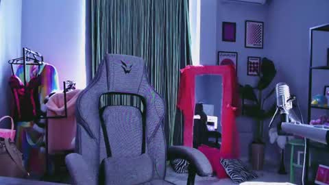 Snapshot of golden_dragones chatting on 07-19-26, 08:51 Gloria online show from 07-19-26, 08:51