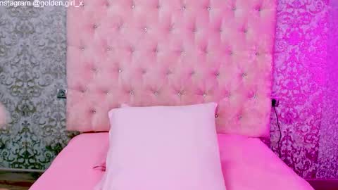 Snapshot of golden_girl__ chatting on 10-22-25, 02:01 golden girl online show from 10-22-25, 02:01