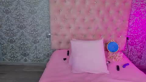Snapshot of golden_girl__ chatting on 06-21-26, 01:41 golden girl online show from 06-21-26, 01:41