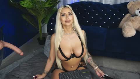 Snapshot of goldenamberx chatting on 01-25-25, 10:51 GoldenAmberX online show from 01-25-25, 10:51